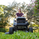 Murray MT100 42 in. 13.5 HP 500cc E1350 Series Briggs and Stratton Engine 6-Speed Manual Gas Riding Lawn Tractor Mowers - Image 2